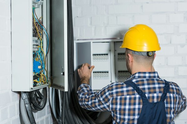 Trouvez un électricien : conseils et astuces